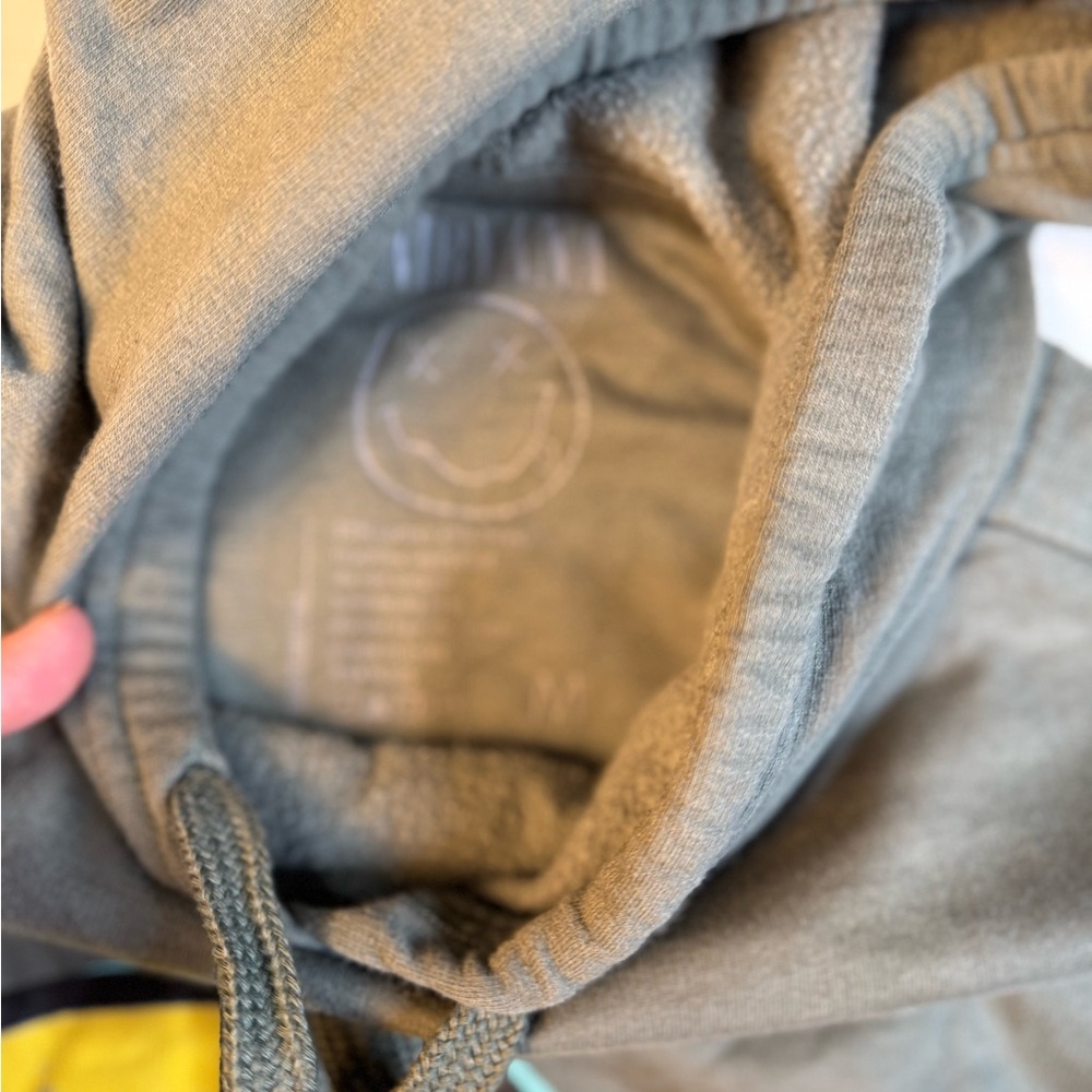 Nirvana Smiley Face Hoodie Sz M Big Logo Sweatshirt Sleeve A030425 - Picture 2 of 4